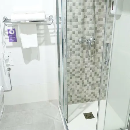 Alda Puerta Coruna בית הארחה